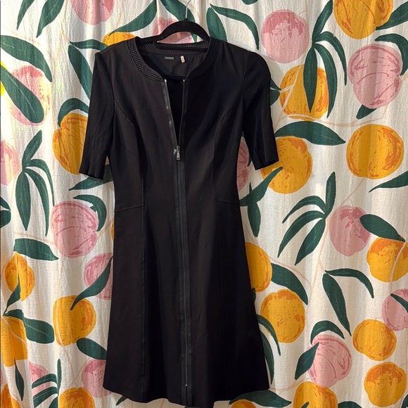 Elie Tahari Dresses & Skirts - Elie Tahari black faux leather trim zip front short sleeved midi dress Size 4
